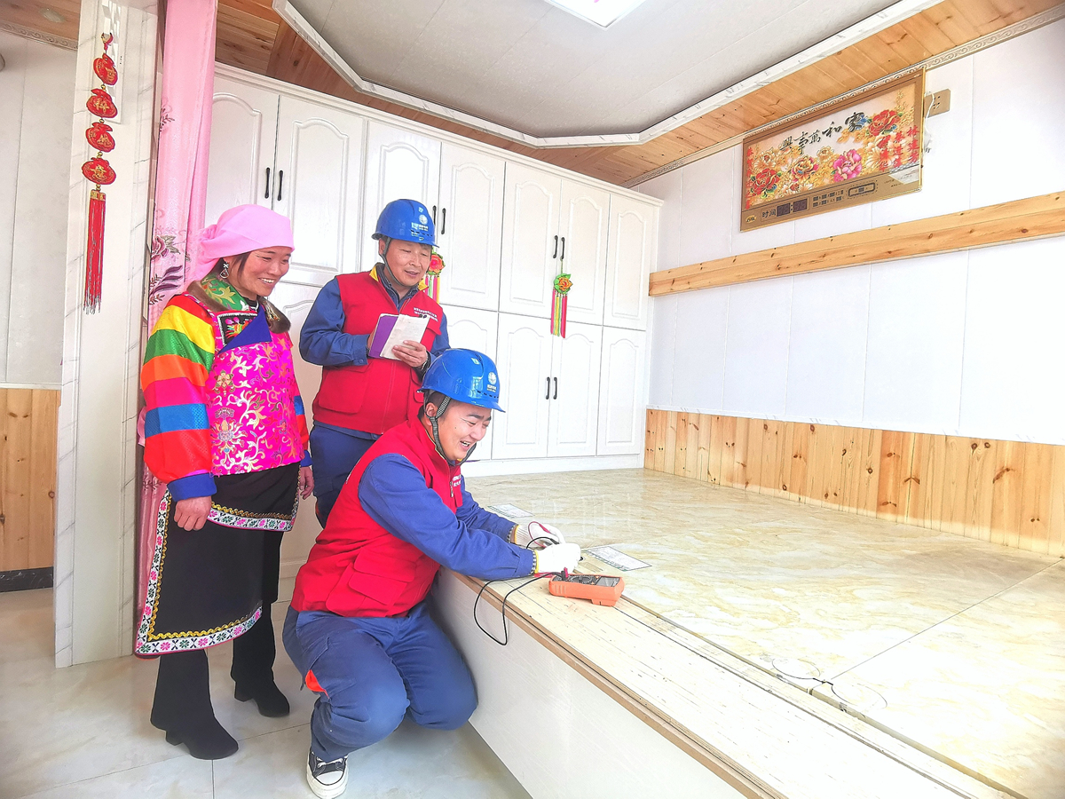 电靓高原十年路(图1)